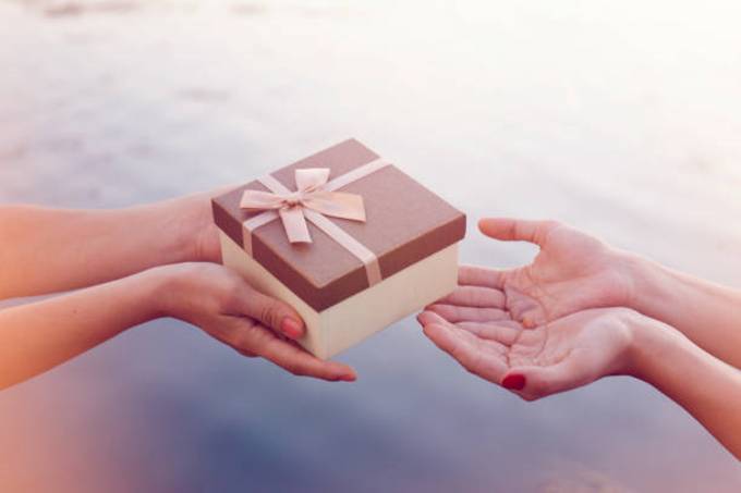hands-give-gift