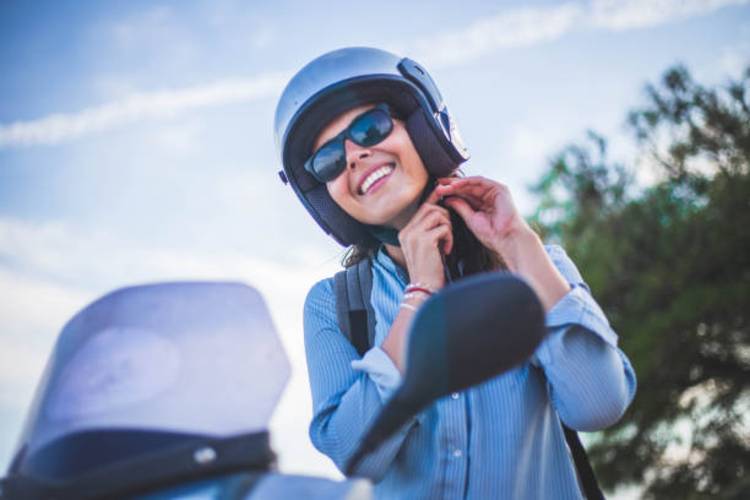 woman-motorcyce-helmet